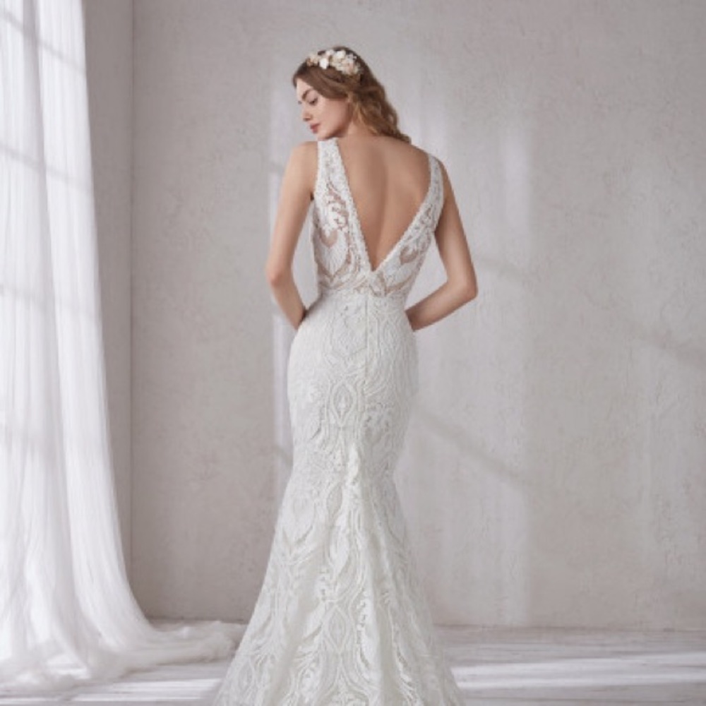 Never worn Pronovias wedding gown